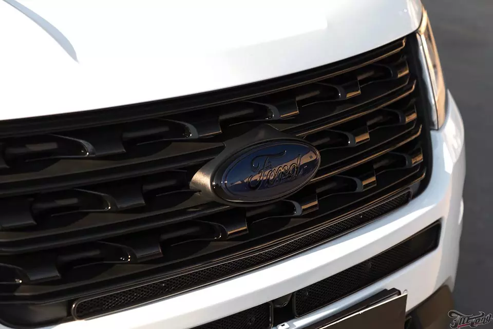 Ford Explorer. Удаление хрома и окрас в черный глянец.